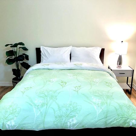 Cozy & Convenient 2-Bedroom Apartment With Private Entrance Toronto Exteriér fotografie