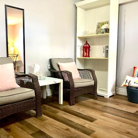 Cozy & Convenient 2-Bedroom Apartment With Private Entrance Toronto Exteriér fotografie