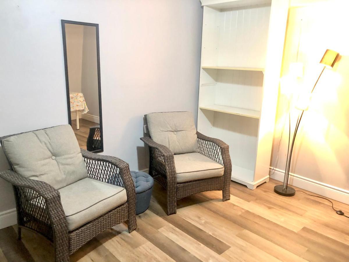 Cozy & Convenient 2-Bedroom Apartment With Private Entrance Toronto Exteriér fotografie