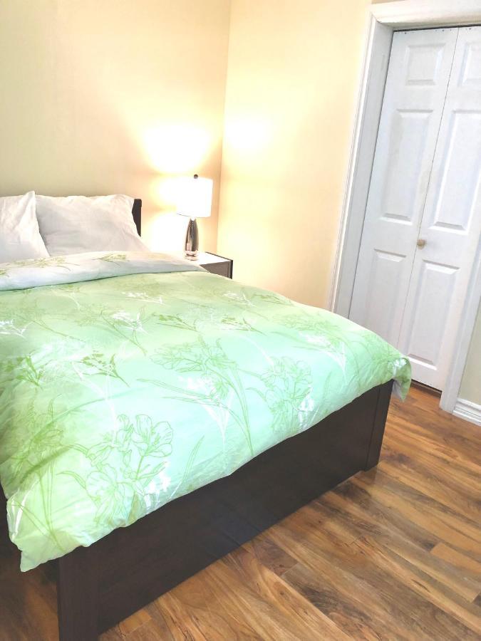 Cozy & Convenient 2-Bedroom Apartment With Private Entrance Toronto Exteriér fotografie
