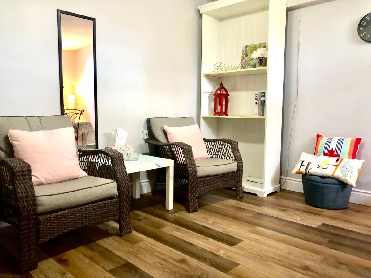 Cozy & Convenient 2-Bedroom Apartment With Private Entrance Toronto Exteriér fotografie
